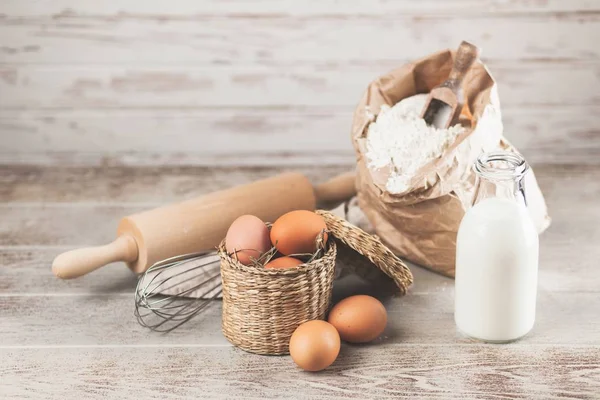 Яйця, борошно та молоко — стокове фото