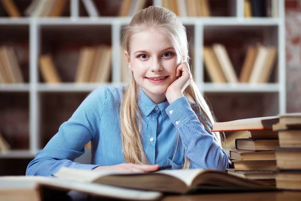 Adolescente dans une bibliothèque — Photo