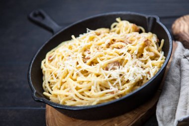 Spagetti carbonara pancetta ve yumurta ile