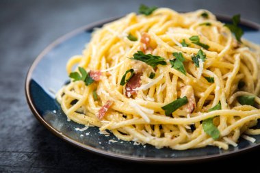 Spagetti carbonara pancetta ve yumurta ile
