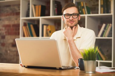 genç adam bir dizüstü bilgisayar ile