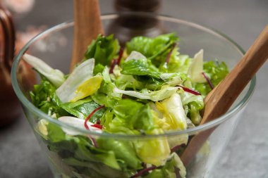 Taze yeşil salata.