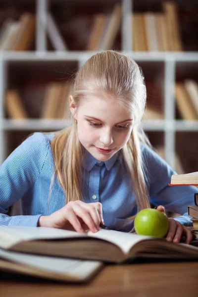 Adolescente em uma biblioteca — Fotografia de Stock