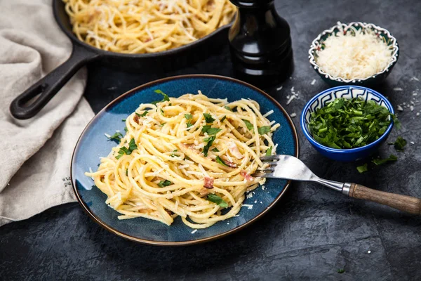 Spaghetti carbonara con huevo y panceta — Foto de Stock