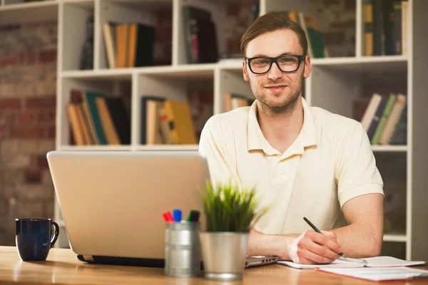 Jovem com um laptop — Fotografia de Stock