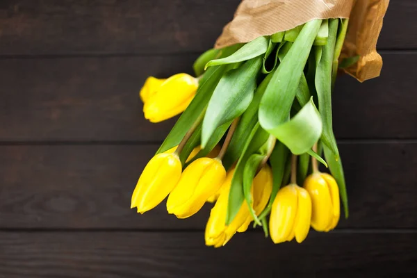 Tulipanes amarillos sobre fondo de madera — Foto de Stock