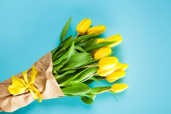 Tulipanes amarillos sobre fondo azul — Foto de Stock