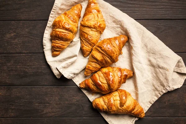 Máslo čerstvé croissanty — Stock fotografie