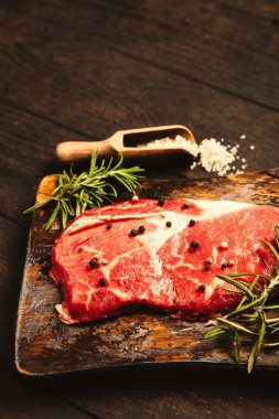 Ahşap kesme tahtası üzerinde çiğ biftek