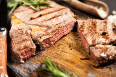 Tahta kesme tahtasında ızgara biftek.