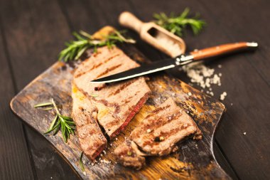 Tahta kesme tahtasında ızgara biftek.