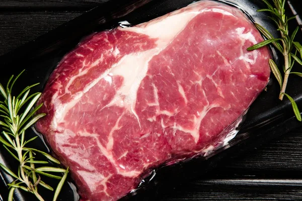 Tatarský biftek ve vzduchotěsných obalech — Stock fotografie