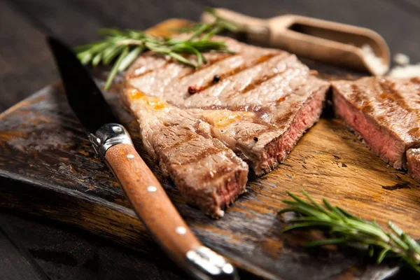 Gegrilde biefstuk op houten snijplank — Stockfoto