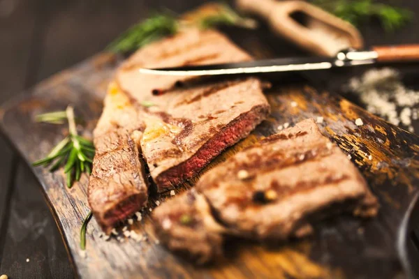 Grillezett steak fa vágódeszkán — Stock Fotó