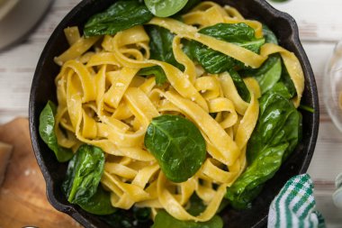 Ispanak tagliatelle makarna