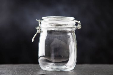 Koyu arkaplanda cam kavanoz