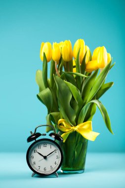 Mavi arkaplanda sarı laleler