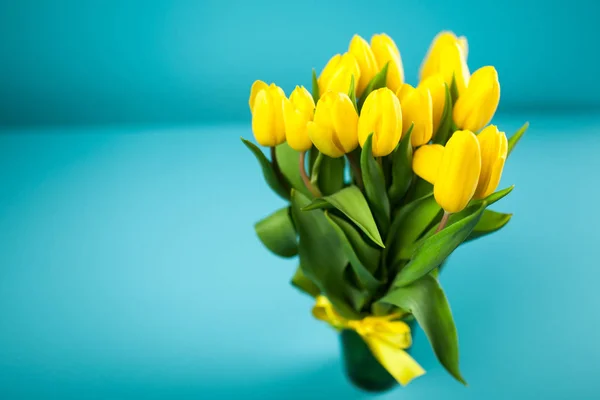 Tulipanes amarillos sobre fondo azul — Foto de Stock