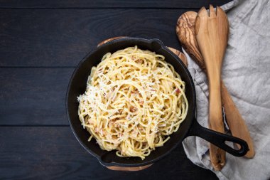 Spagetti carbonara pancetta ve yumurta ile