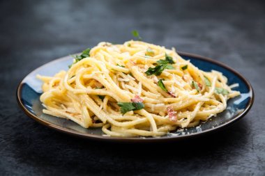 Spagetti carbonara pancetta ve yumurta ile
