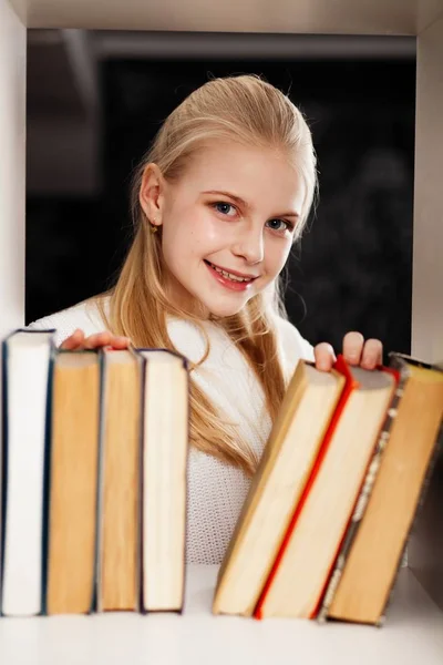 Tiener meisje in een bibliotheek — Stockfoto