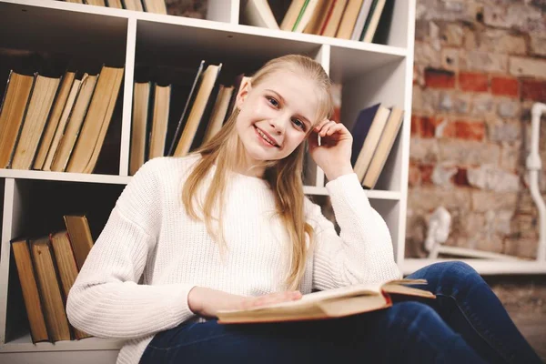 Tiener meisje in een bibliotheek — Stockfoto