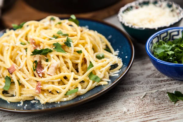 Spaghetti carbonara con huevo y panceta — Foto de Stock