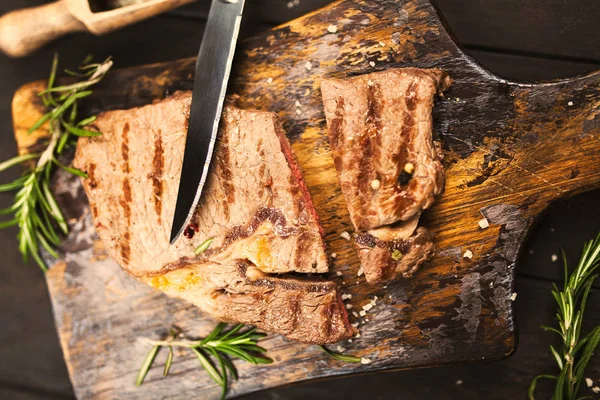 Gegrilde biefstuk op houten snijplank — Stockfoto