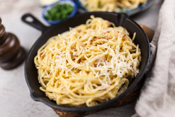 Spaghetti carbonara con huevo y panceta — Foto de Stock