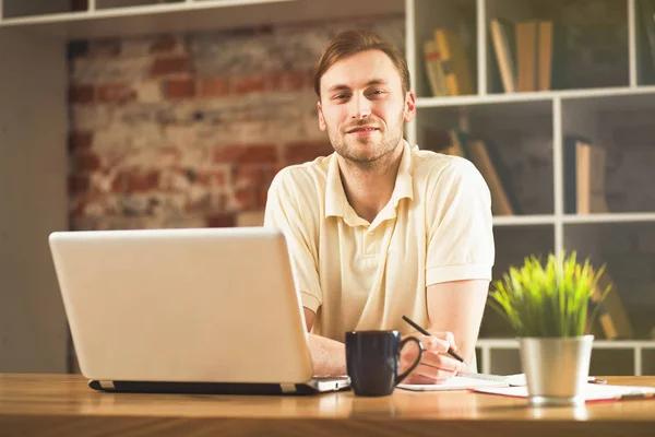 Jovem com um laptop — Fotografia de Stock