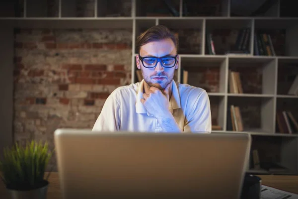 Junger Mann mit Laptop — Stockfoto