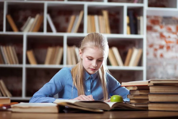 Teenage girl in a library Royalty Free Stock Images