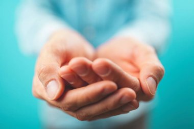 Erkek holding açık avuç içi eller