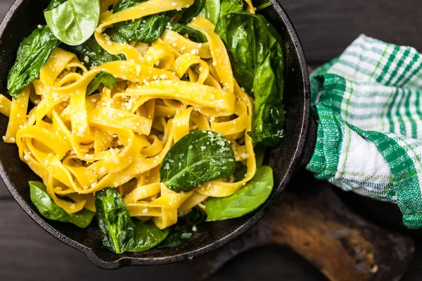 Pasta de espinacas tagliatelle — Foto de Stock