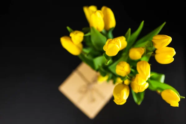 Tulipanes amarillos sobre fondo oscuro — Foto de Stock