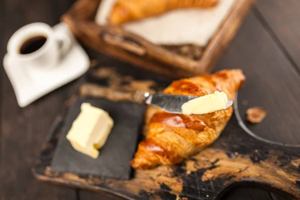 Máslo čerstvé croissanty — Stock fotografie