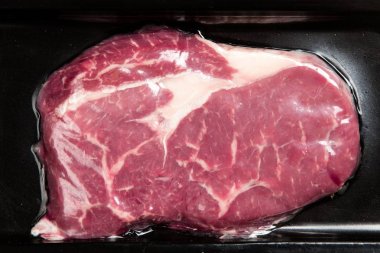 Hava geçirmez bir ambalaj içinde çiğ biftek