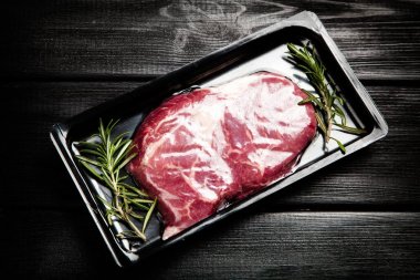 Hava geçirmez bir ambalaj içinde çiğ biftek