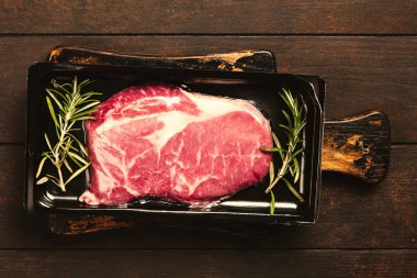 Hava geçirmez bir ambalaj içinde çiğ biftek