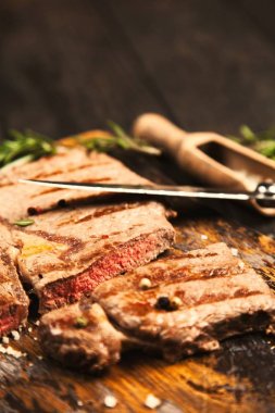 Tahta kesme tahtasında ızgara biftek.