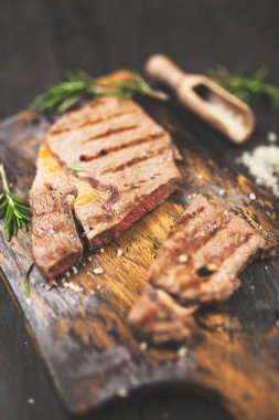 Tahta kesme tahtasında ızgara biftek.