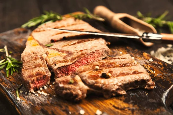 Steak grillé sur planche à découper en bois — Photo