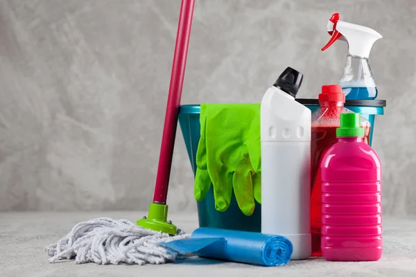 Material de limpeza sobre fundo cinzento — Fotografia de Stock