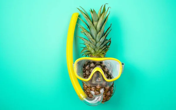 Piña en una máscara de snorkel — Foto de Stock