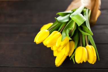 ahşap zemin üzerine Sarı laleler