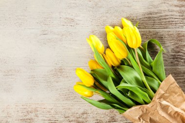 ahşap zemin üzerine Sarı laleler