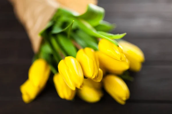 Tulipas amarelas em fundo de madeira — Fotografia de Stock