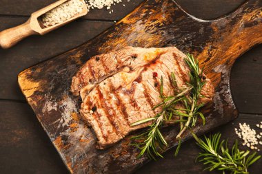 Tahta kesme tahtasında ızgara biftek.