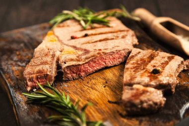 Tahta kesme tahtasında ızgara biftek.