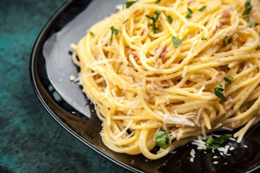 Spagetti carbonara pancetta ve yumurta ile